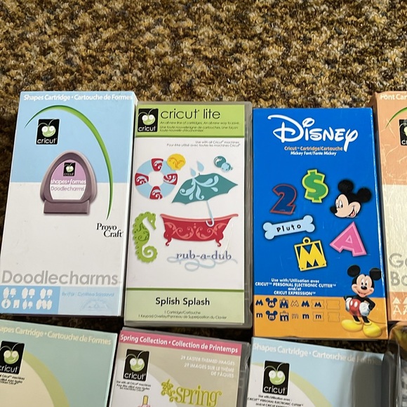 Cricut jukebox and 8 cricut cartridges - Picture 3 of 7